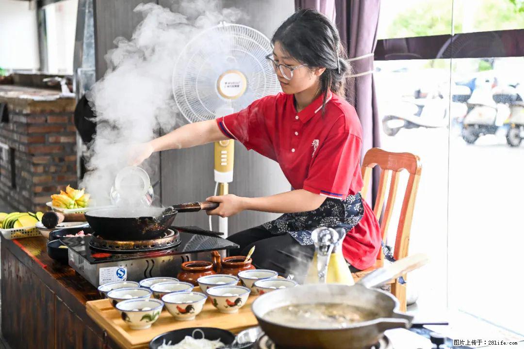 全网追的“扁担女孩”，找了一份暑假工，时薪12元 - 怒江生活资讯 - 怒江28生活网 nujiang.28life.com